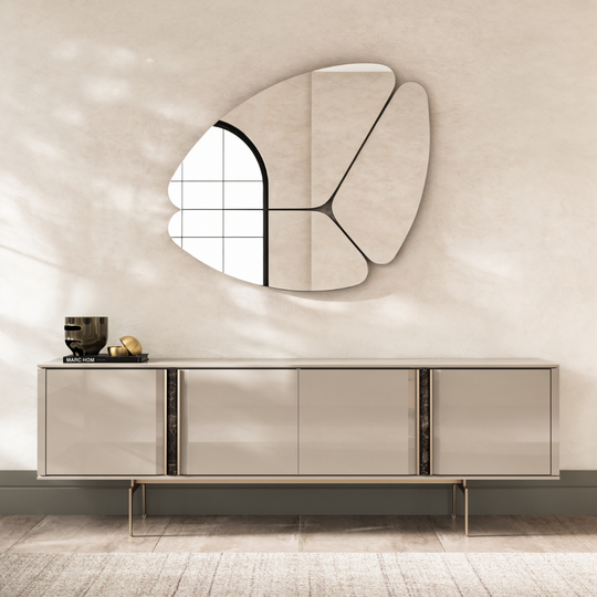 Comodǎ Cu Oglindǎ Modernǎ, Aria