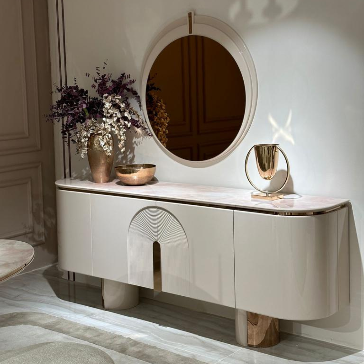 Comoda cu Oglinda, Aura