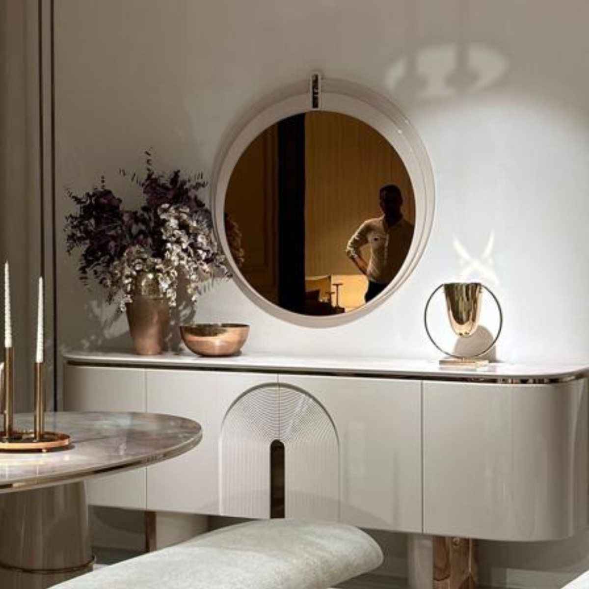 Comoda cu Oglinda, Aura