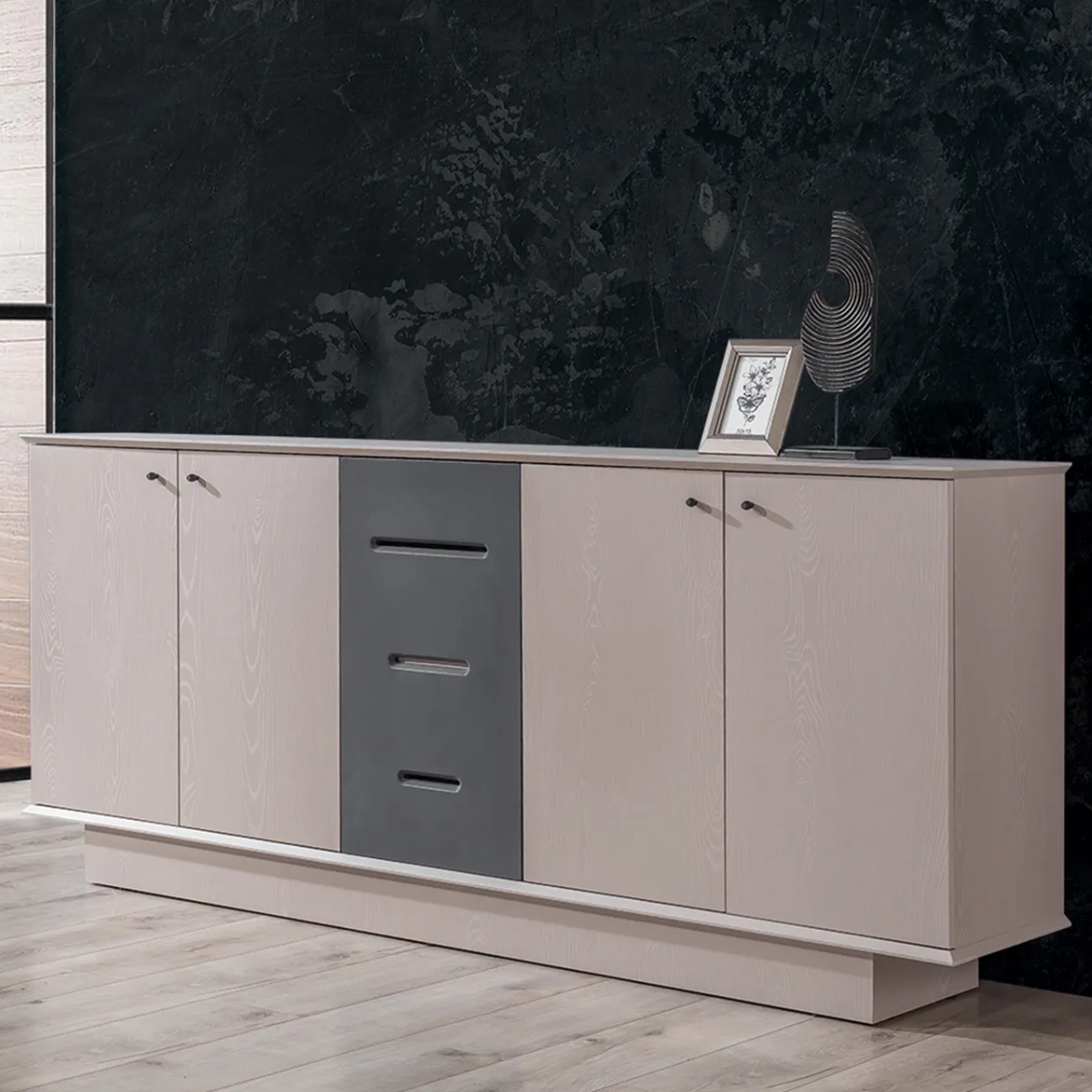 Birou managerial, Delta Cream