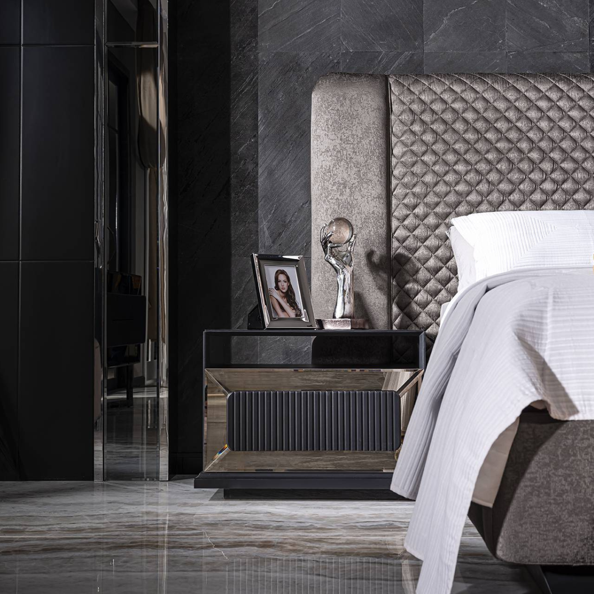 Dormitor de Lux, Lion