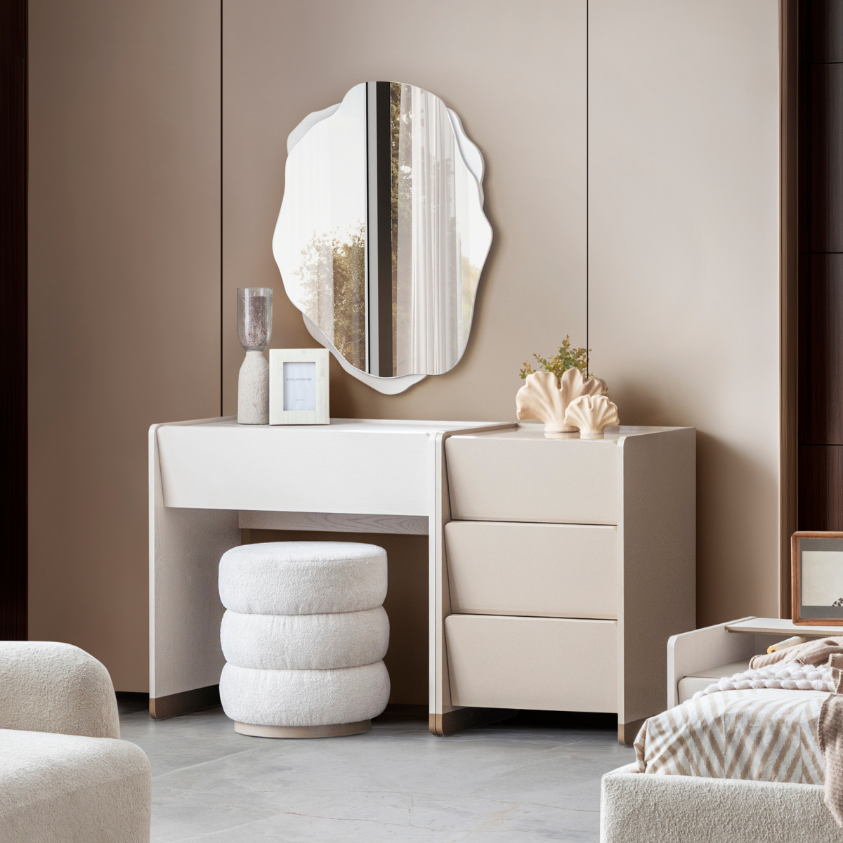 Dormitor Buclé, Sinsai