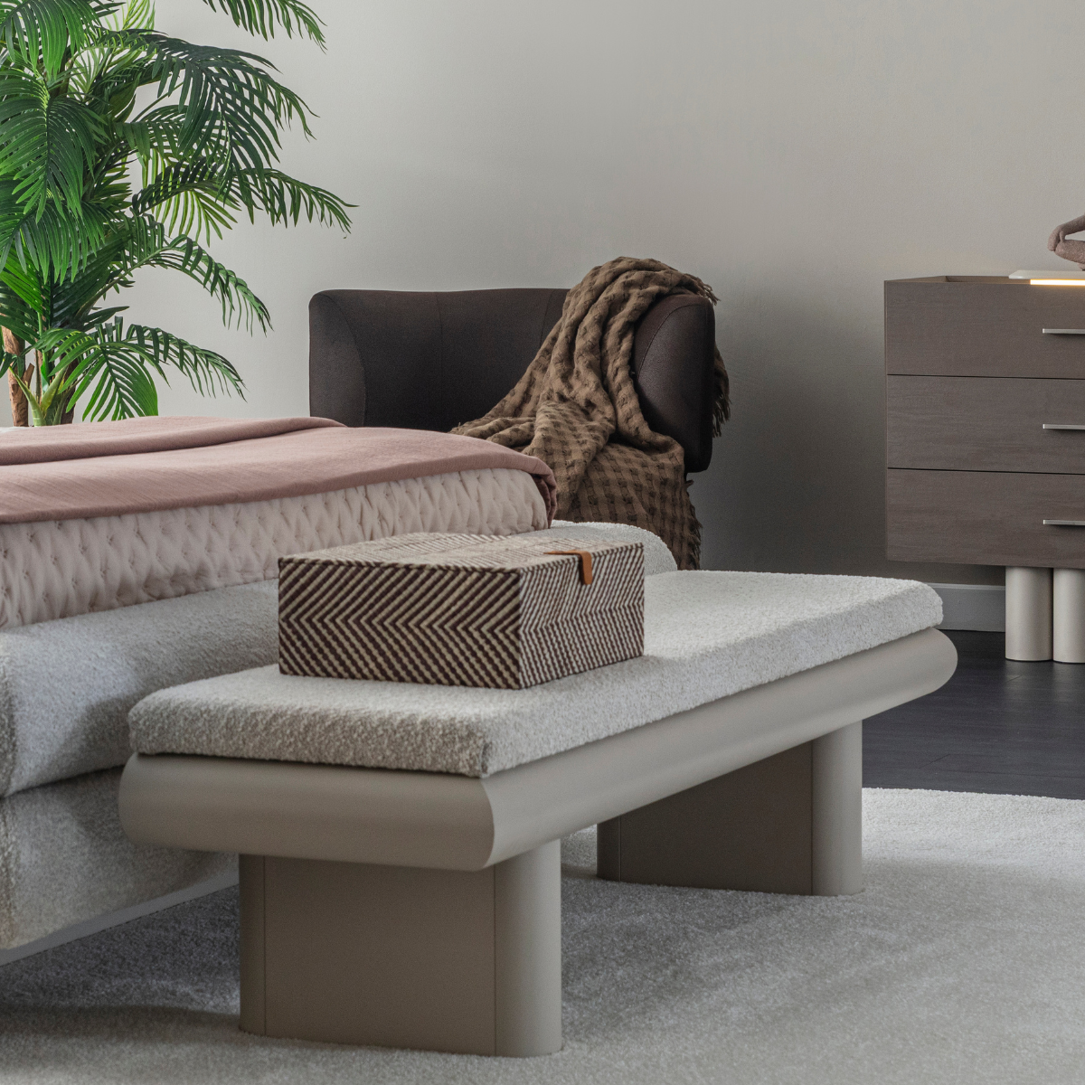 Dormitor Buclé, Intenso