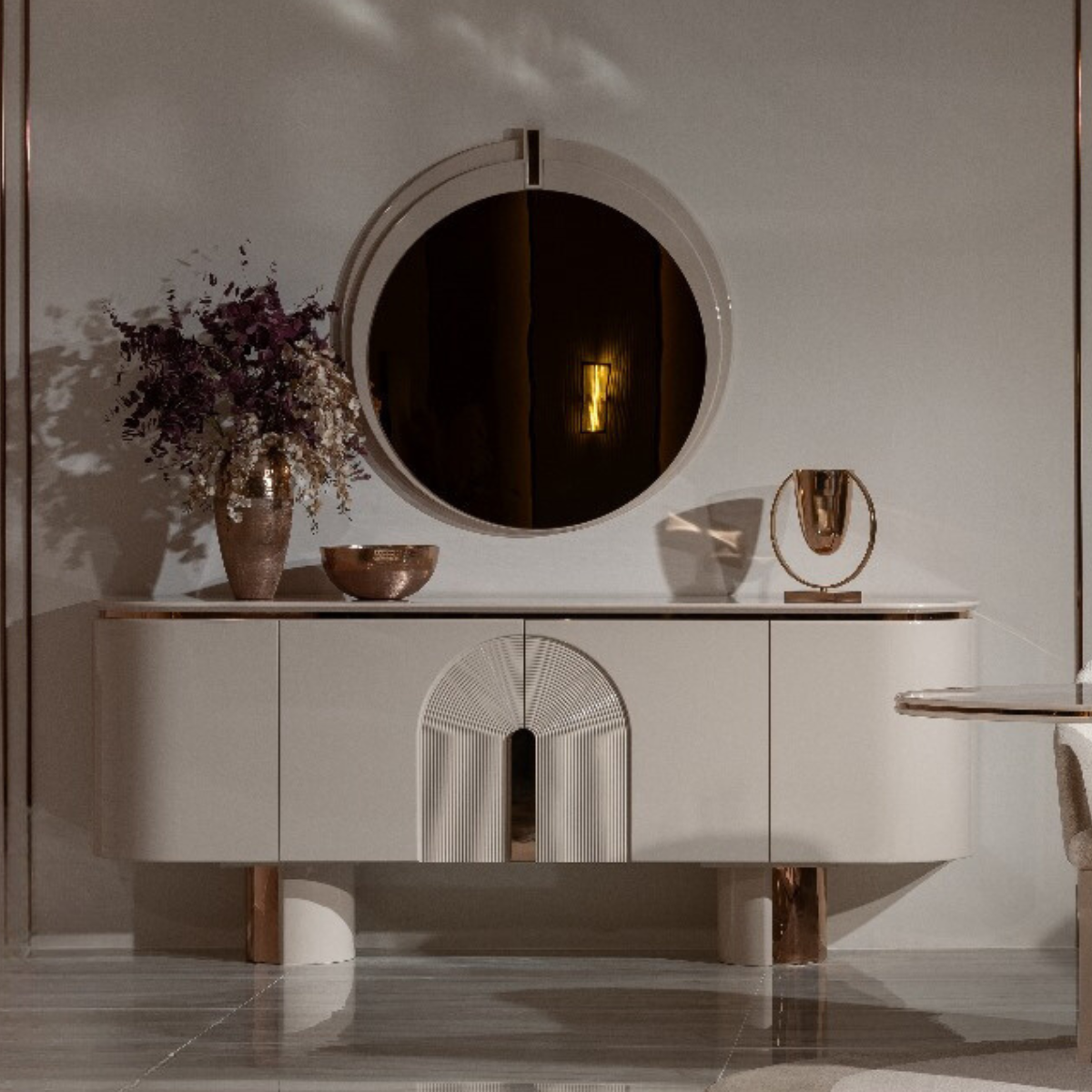 Comoda cu Oglinda, Aura