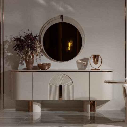 Comoda cu Oglinda, Aura