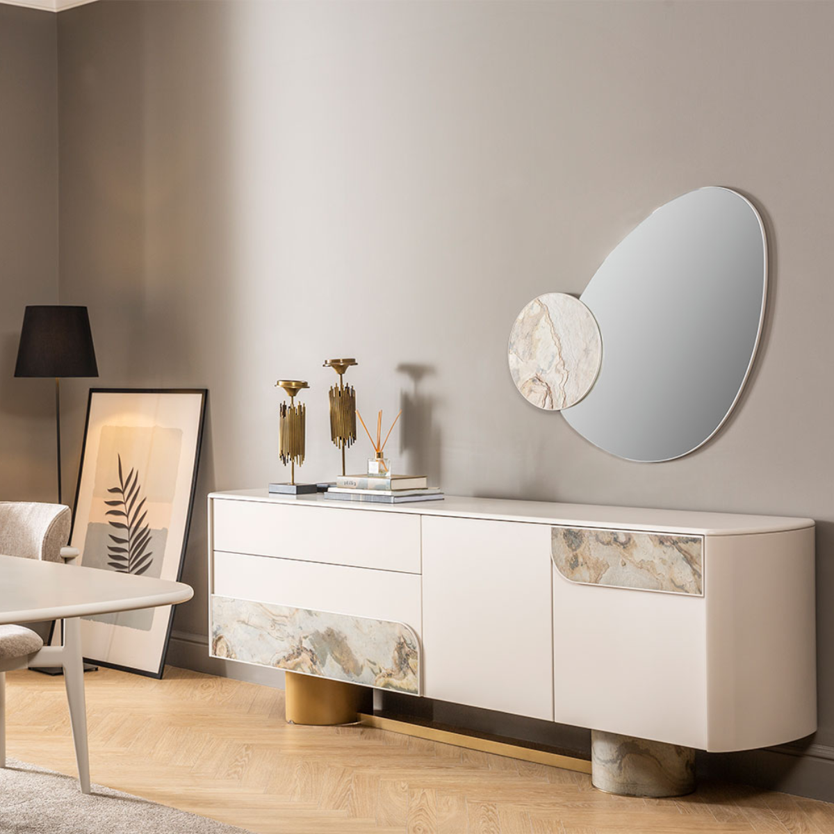 Comoda cu oglinda de lux, Soprano