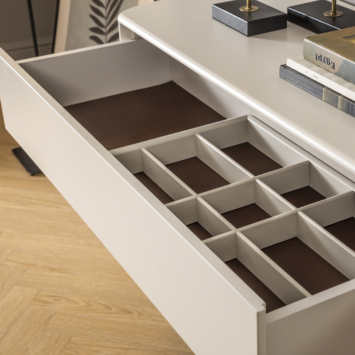 Comoda cu oglinda de lux, Soprano