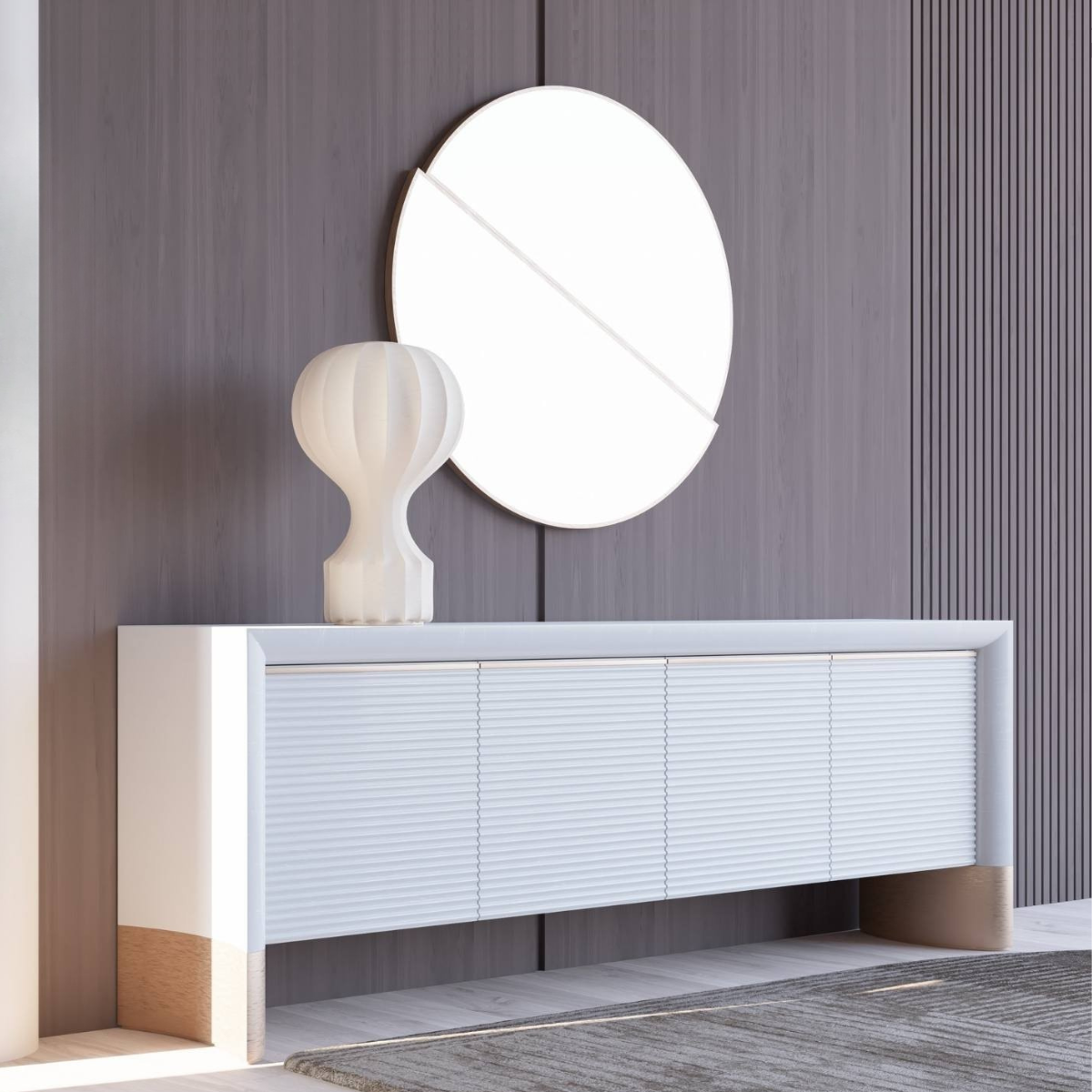 Comoda cu Oglinda, Laly