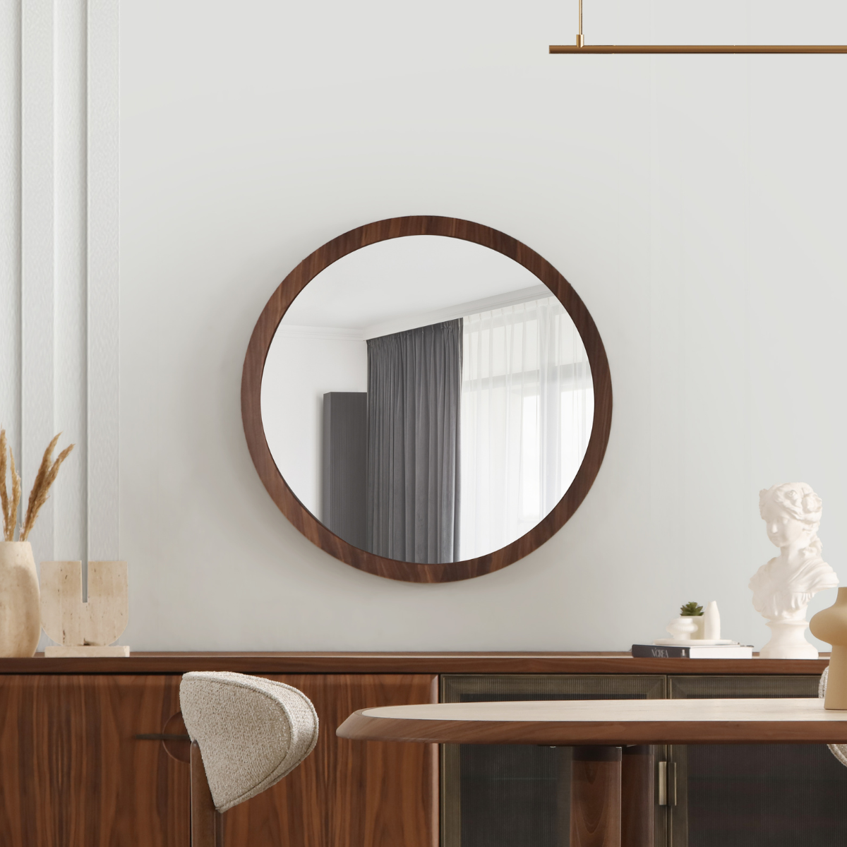 Comoda cu Oglinda, Sonata