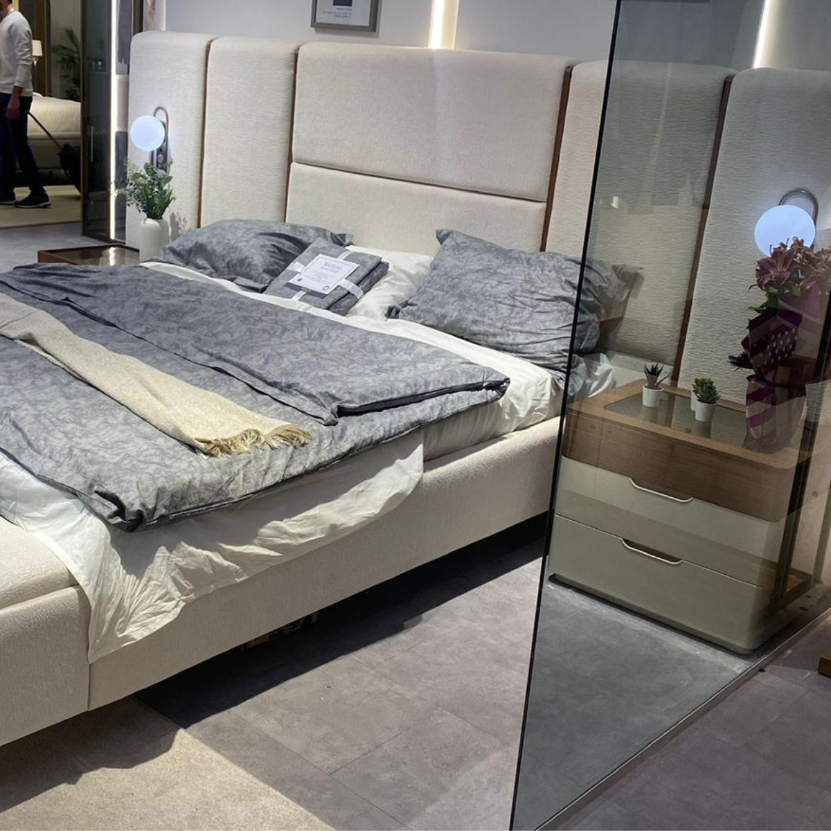 Pat tapițat modern cu 2 noptiere, Bugatis - intermobilifurniture