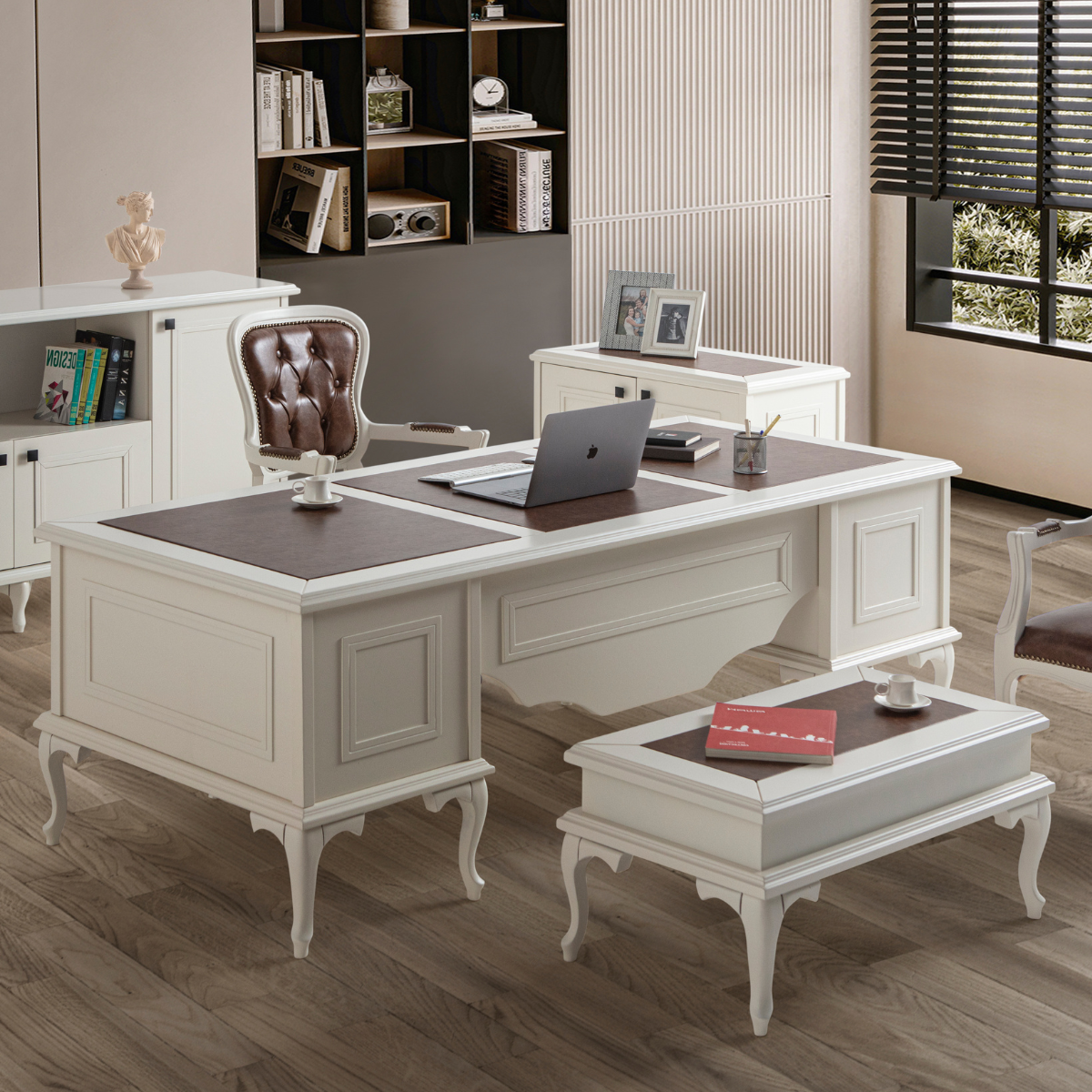 Birou managerial, Pugo White