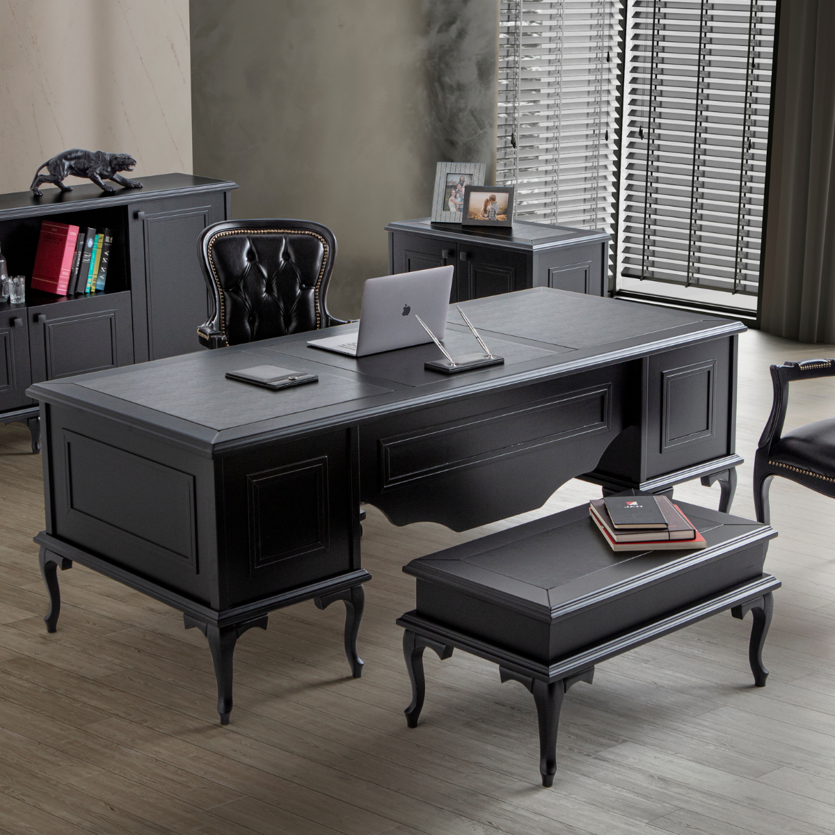 Birou managerial, Pugo Black