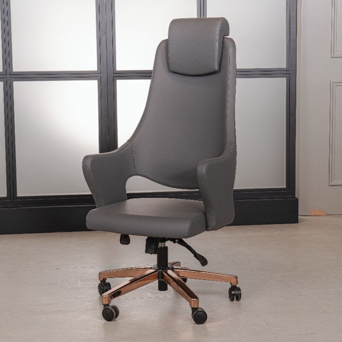 Birou managerial de lux, Dona