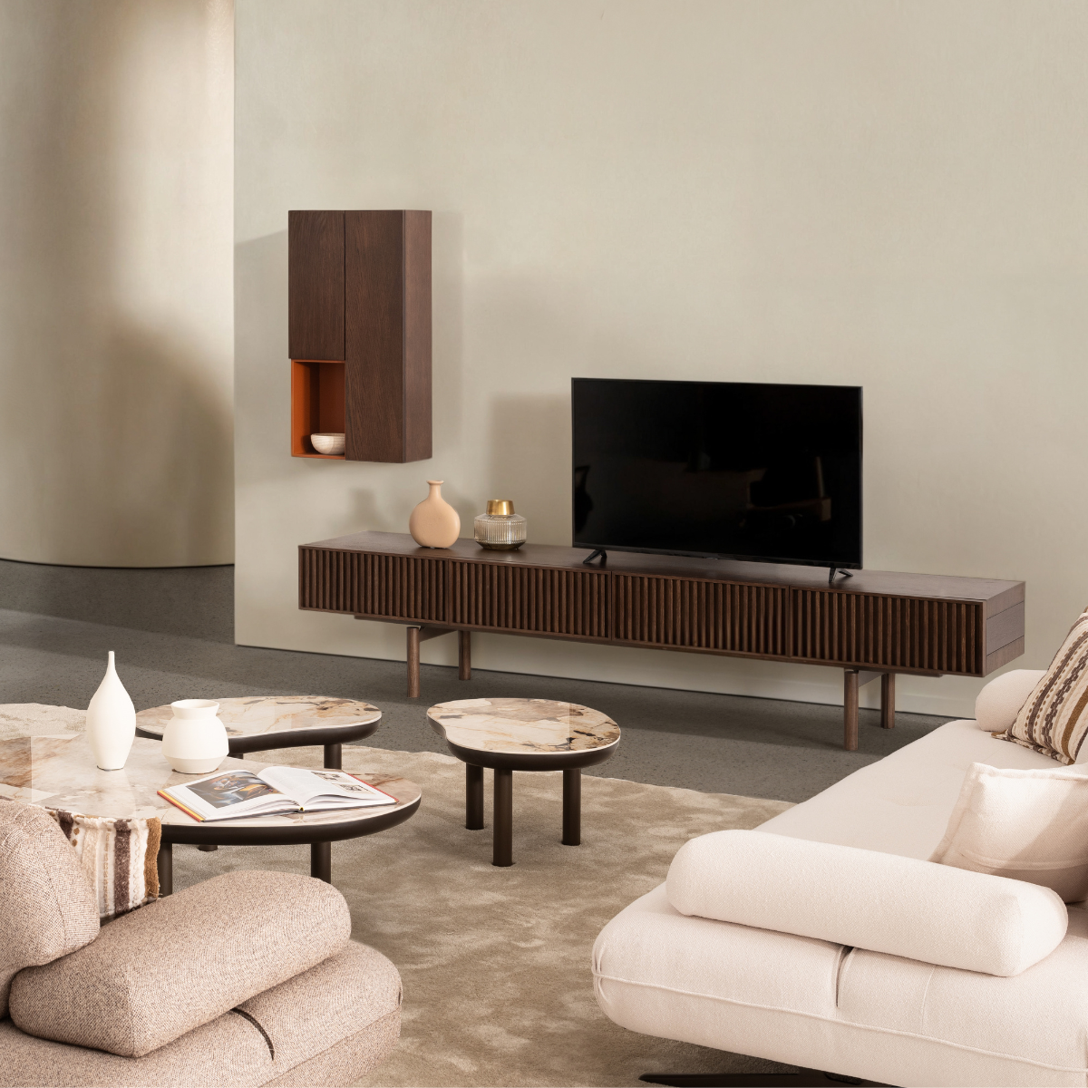 Comoda TV de lux, Monolog