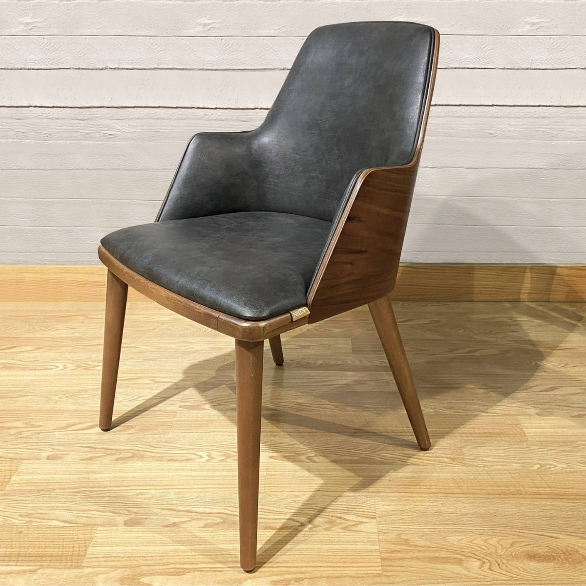Colectia Moderna de Living si Dining, Pralin