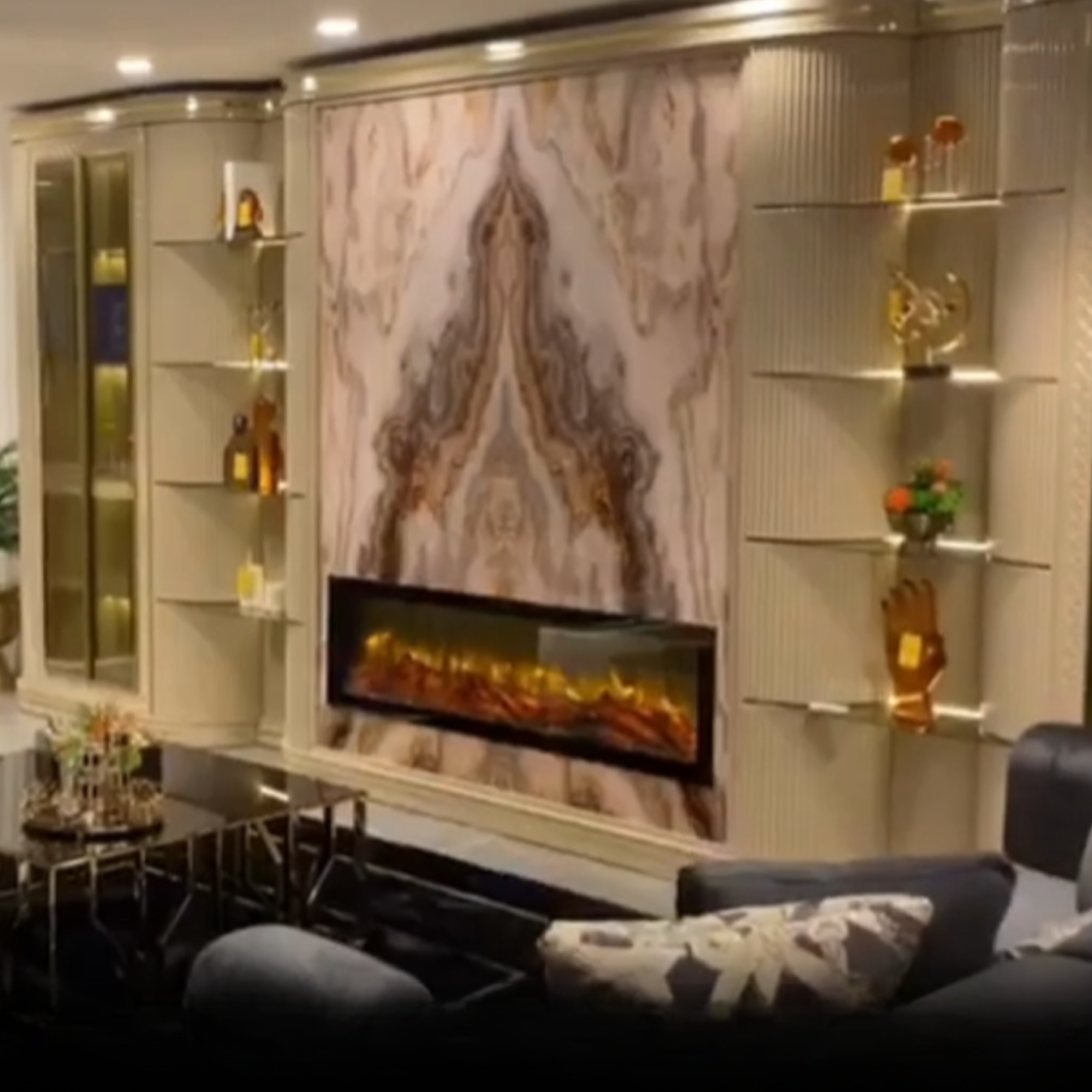 Biblioteca De Lux cu Semineu și panou de tv, Marsilia