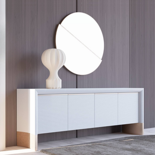 Comoda cu Oglinda, Laly